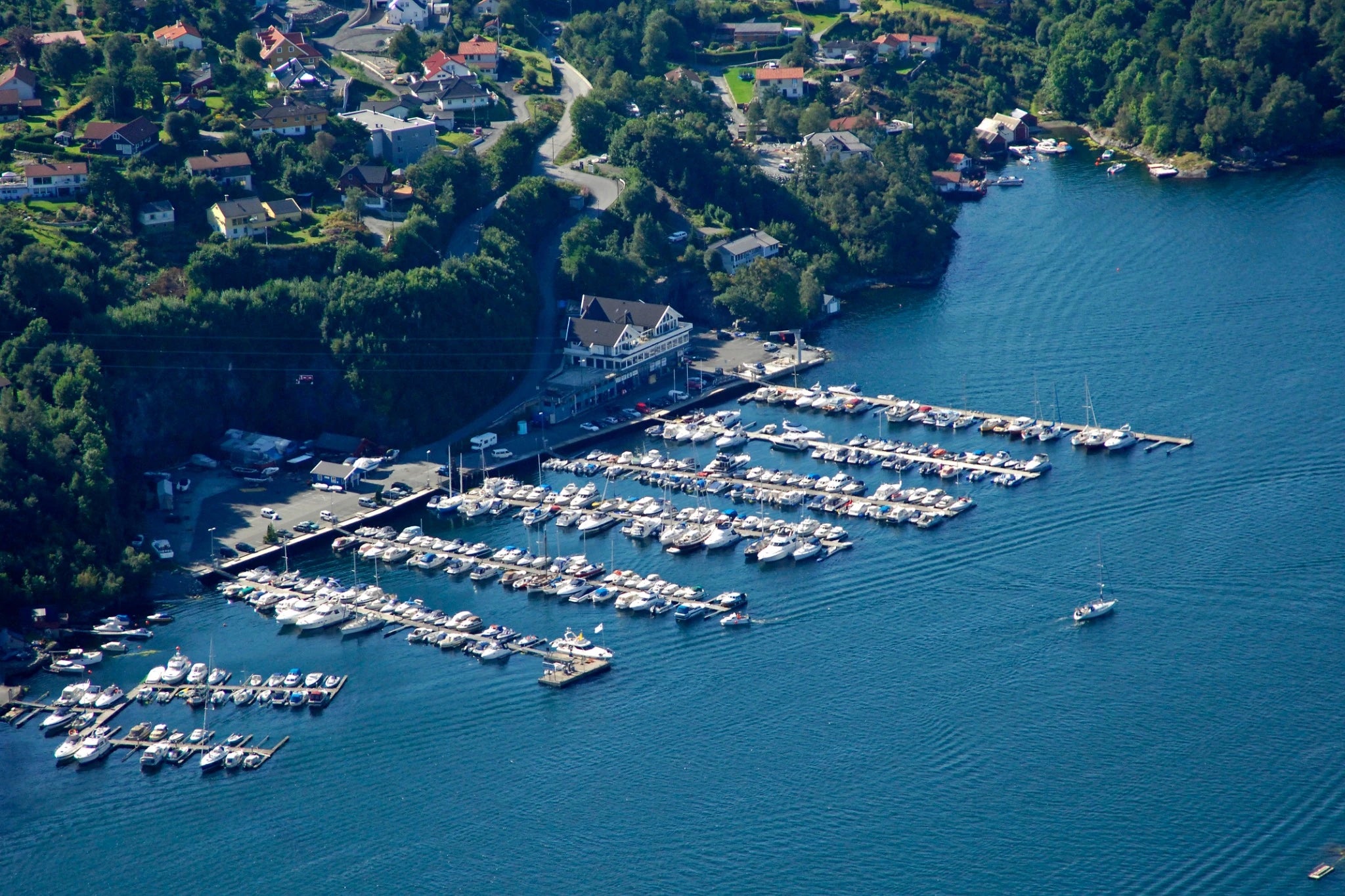 Vi fører båtoppsyn i Søreide og ved båtplasser langs Fanafjorden og Hordnes.